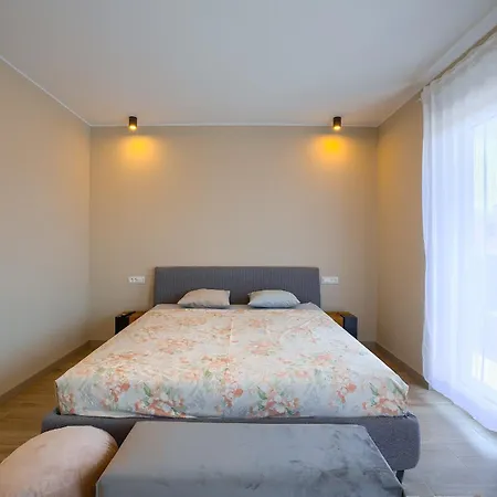 Villa Loreta Near Fazana For 7 1 People With Luxury Private Jacuzzi Only 600 Meters From Sea Stinjan